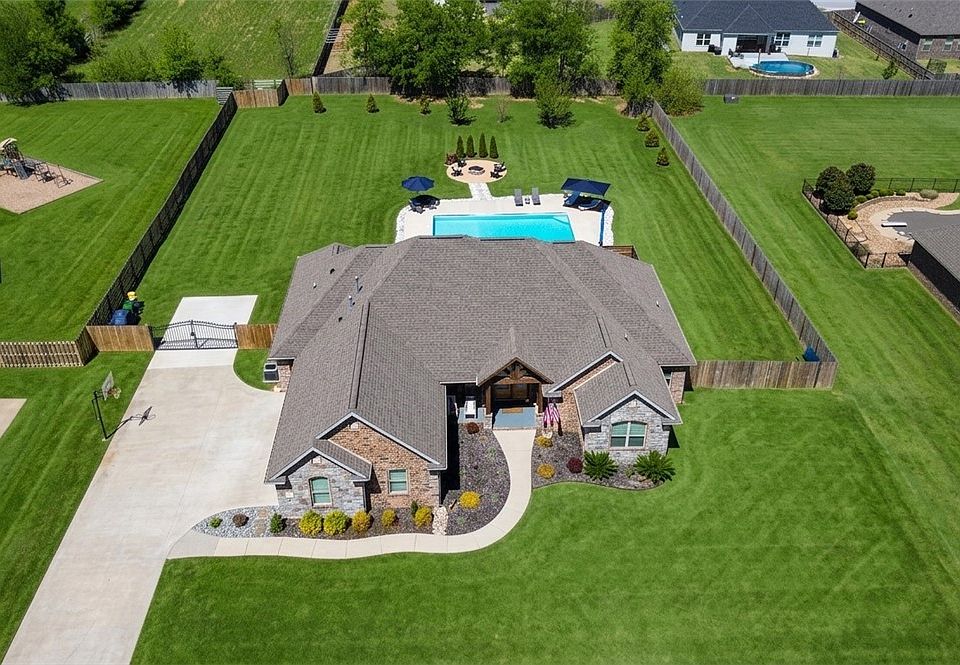 1st image of 426 Eagle Ridge Dr