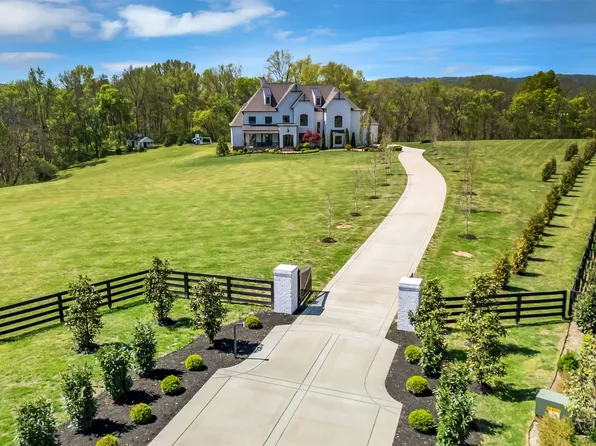 5026 Hilltop Ln, College Grove, TN 37046