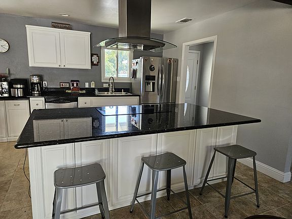 4th image of 813 Seamas Ave