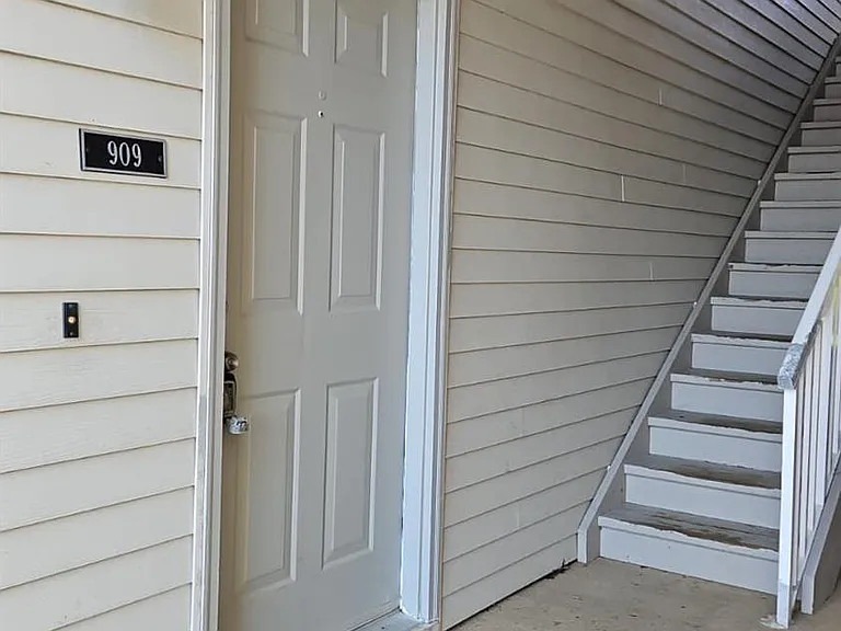 909 Ravens Crest Dr — Photo 3