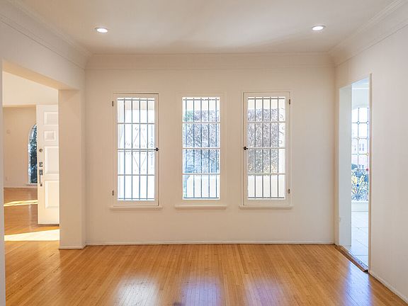 3rd image of 205 S Reeves Dr