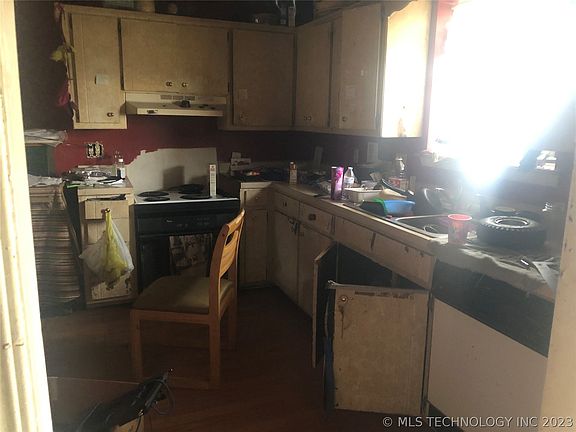 3rd image of 1523 S Little Ave