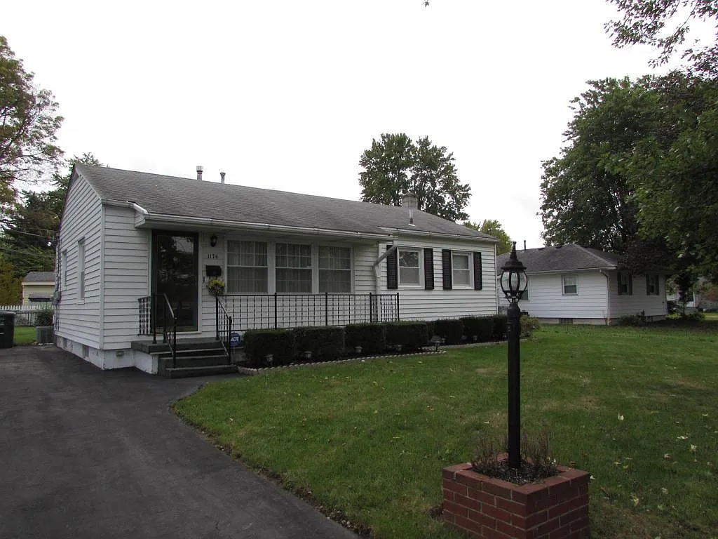 1174 Maetzel Dr photo 1