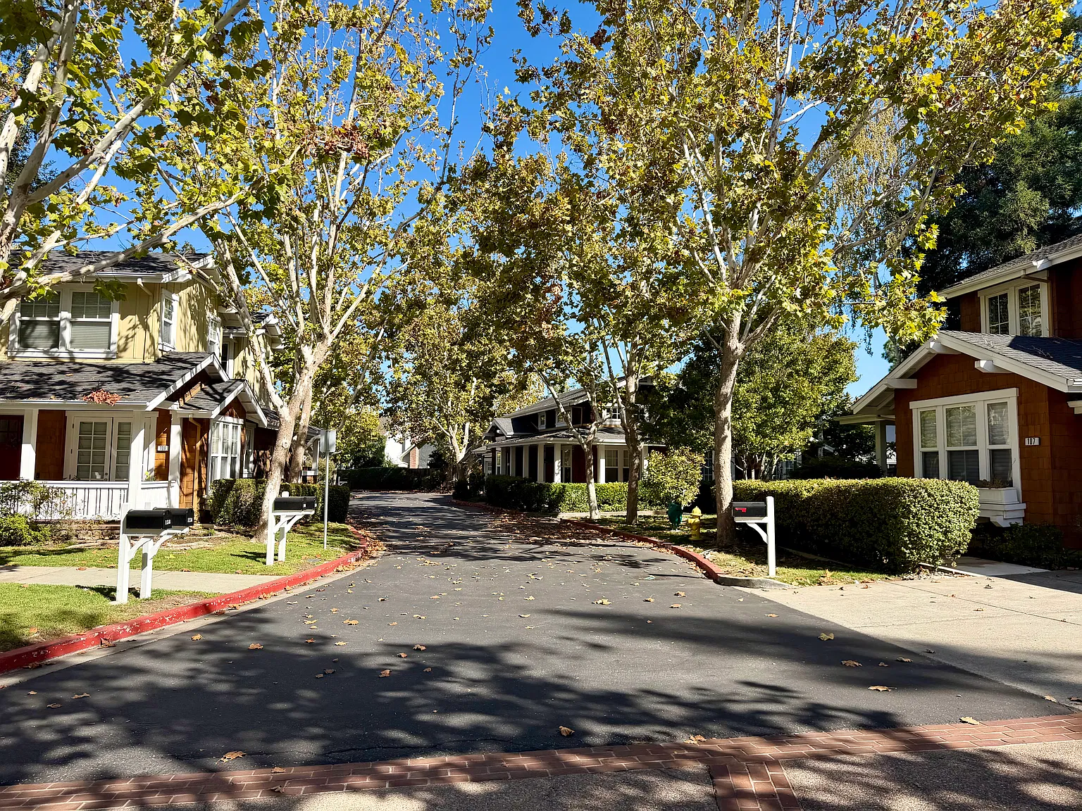 3 bed, 2.5 bath, 1992 sqft, $6,500 — Photo 2