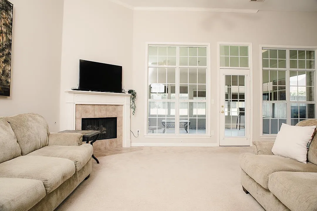 4 bed, 1935 sqft, $2,295 — Photo 2
