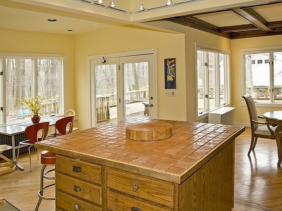 Huge Island, Breakfast Bar, & Eat-in Kitchen