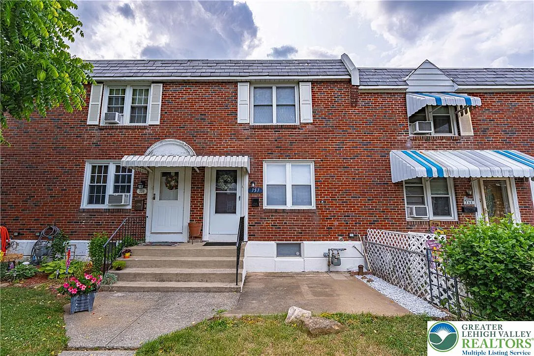3 bed, 1.5 bath, 1321 sqft, $2,200 — Photo 1