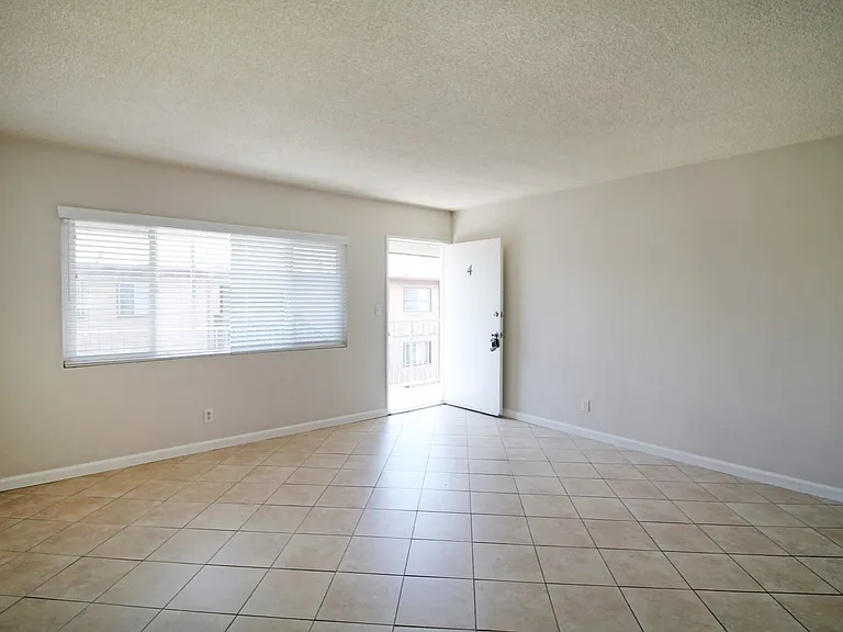 2311 Vanderbilt Lane — Photo 3