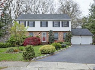 42-01 De Bruin Dr, Fair Lawn, NJ 07410