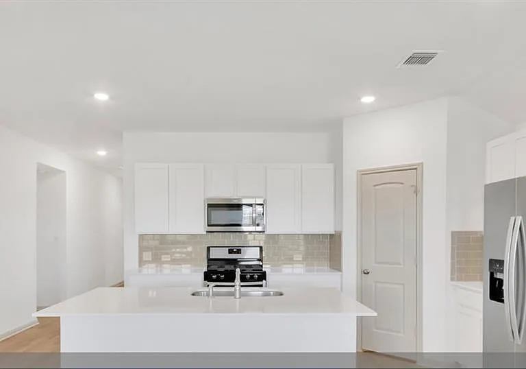 121 Sweetwater Creek Ln — Photo 4