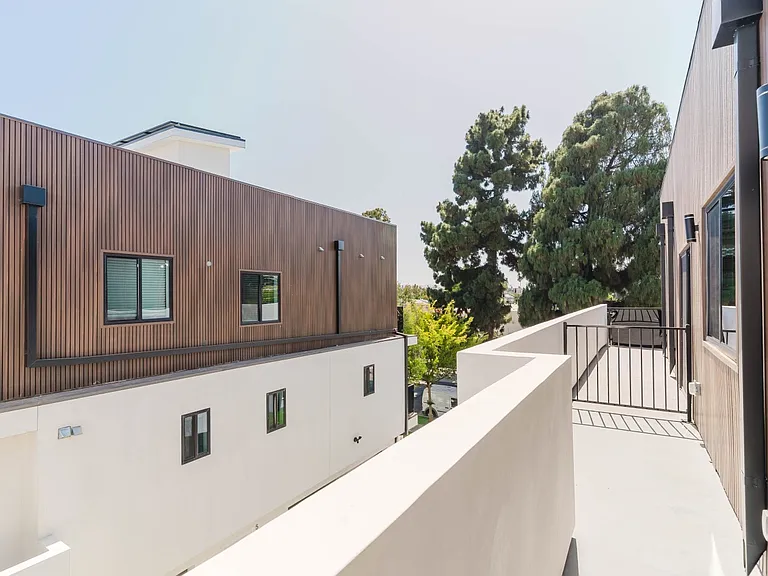 5654 1/2 Cartwright Ave — Photo 33