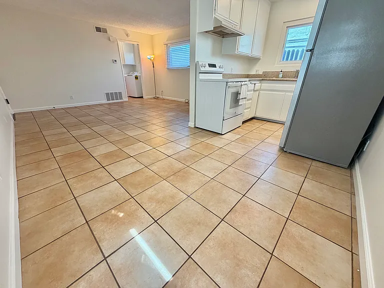 314 E Imperial Ave — Photo 6