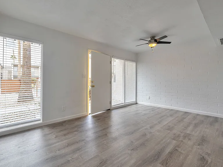 1815 W Tuckey Ln — Photo 12
