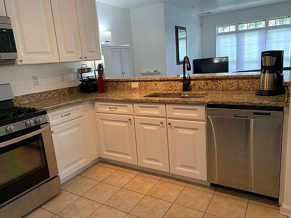 Kitchen: Granite countertops