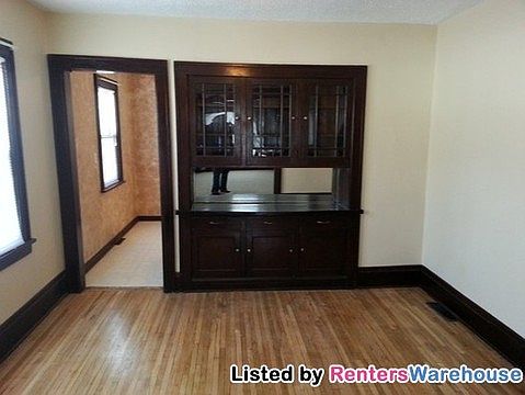 2nd image of 1070 Margaret St