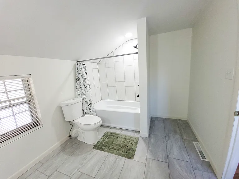 517 E McGee St — Photo 3