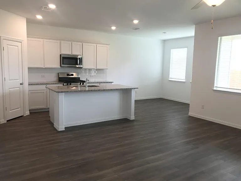 506 Saffron St — Photo 5