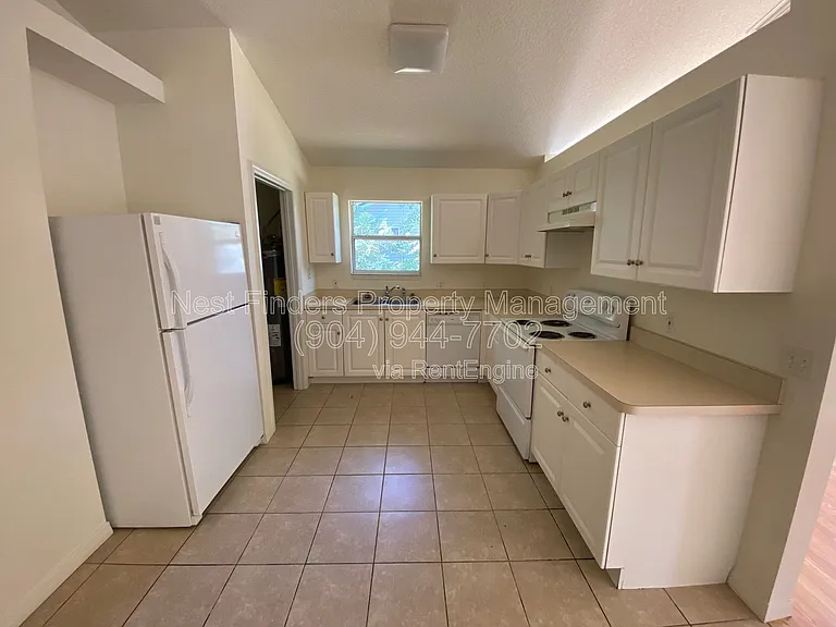 908 Helen St — Photo 8