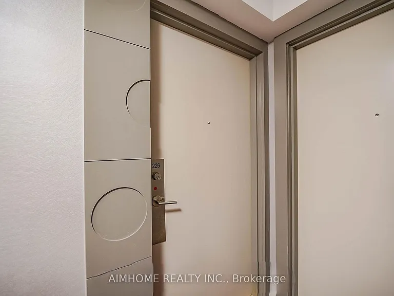 20 Meadowglen Pl #226 — Photo 3