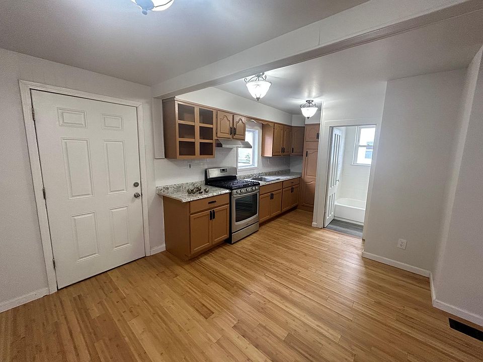 2nd image of 1066 Crane St #2