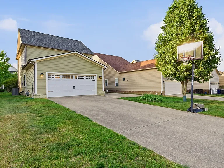 623 Streamside Ln — Photo 42