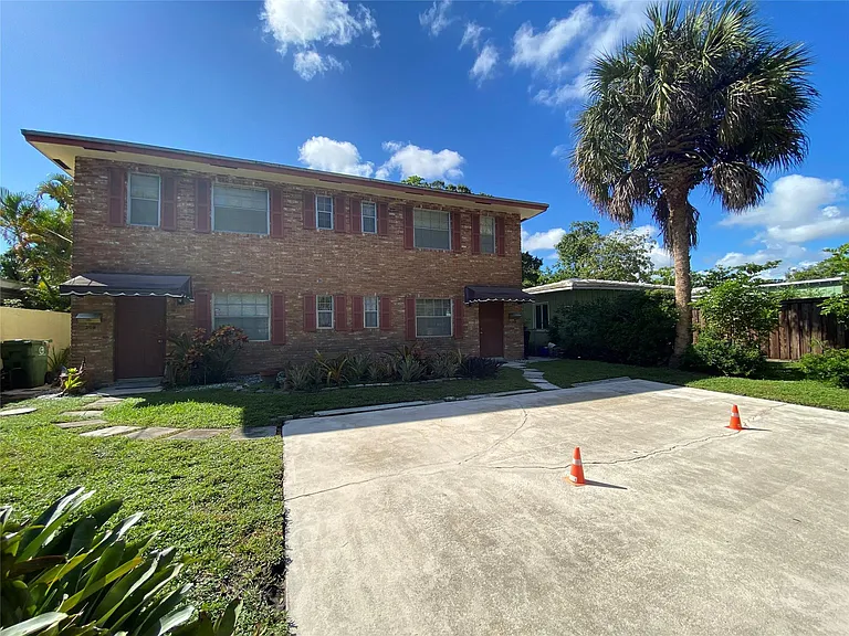 310 SW 11th Ct — Photo 1
