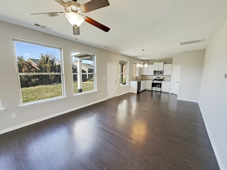 401 Blackthorn Ln — Photo 8