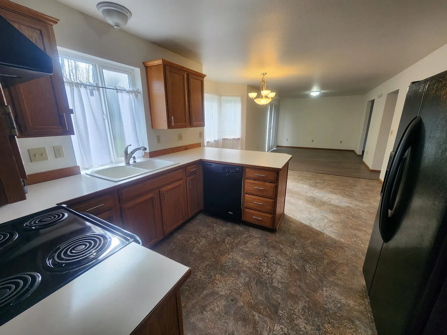 4 bed, 2450 sqft, $3,295 — Photo 4
