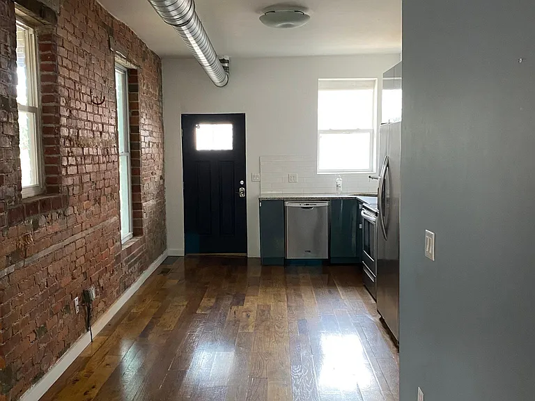 884 Oak St — Photo 6