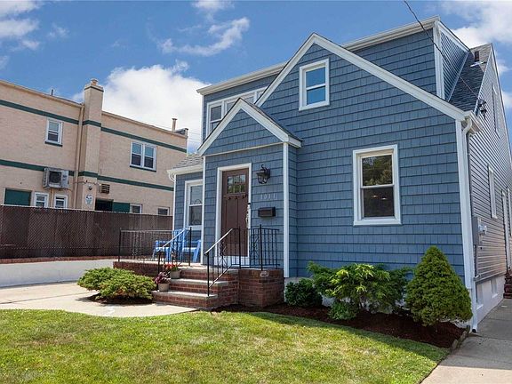 3rd image of 1011 Rosegold St