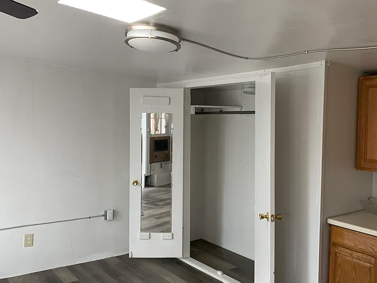 Updated Studio in EDO - Vaulted Ceiling, Great Natural Light — Photo 4