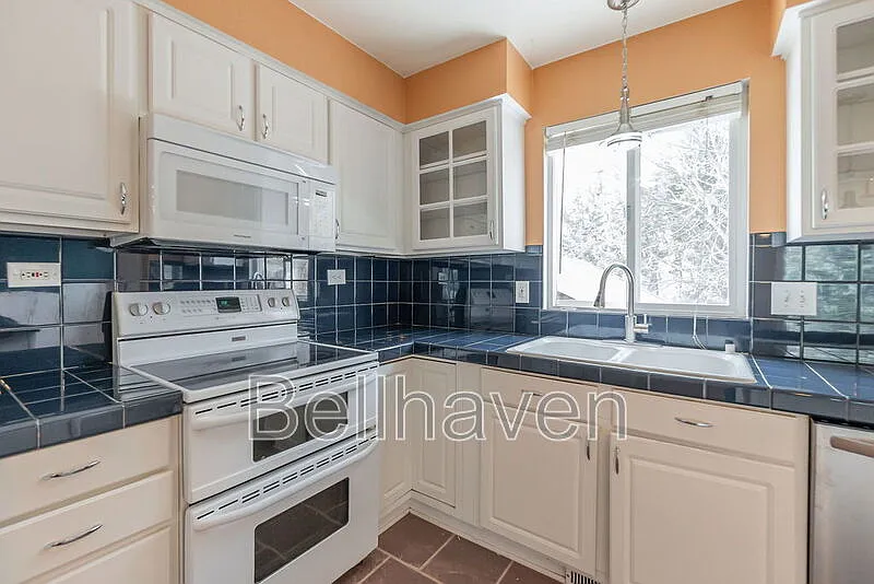3 bed, 3.0 bath, 2108 sqft, $2,395 — Photo 4