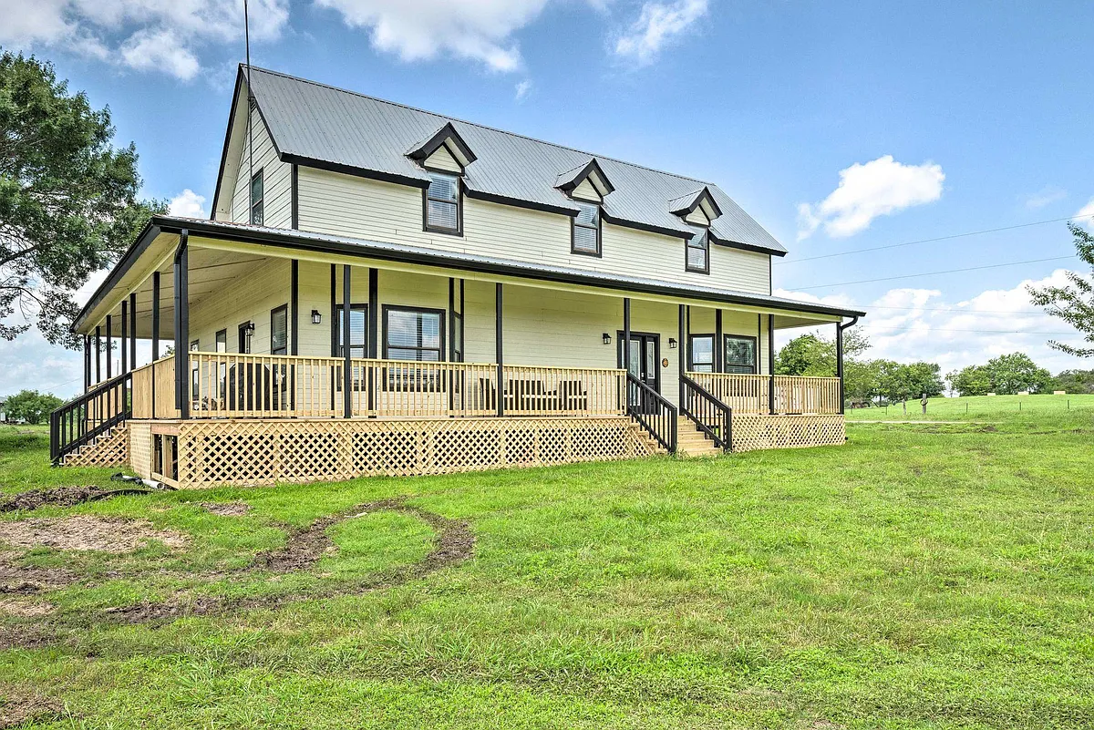 Building Photo - 15805 Richards Dr