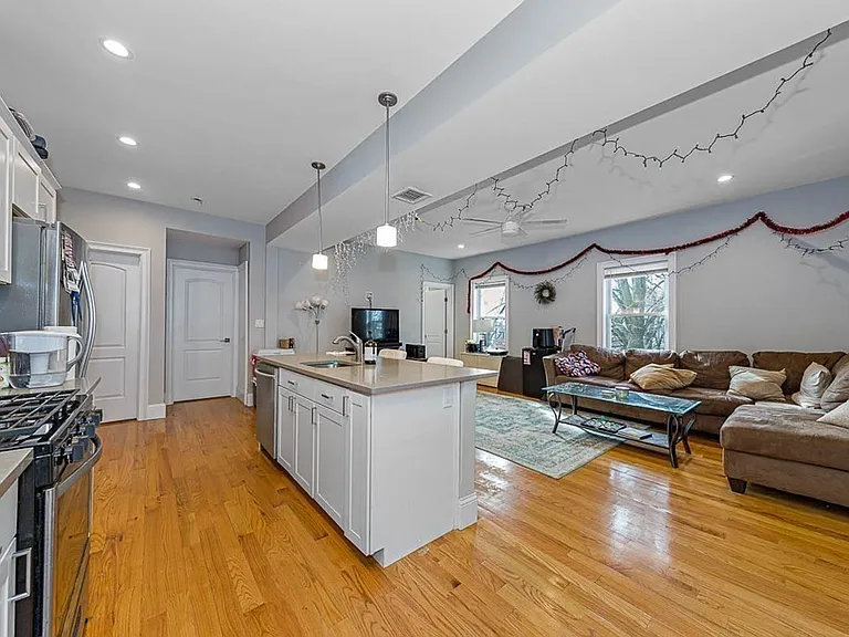 195 E Cottage St #2 — Photo 4