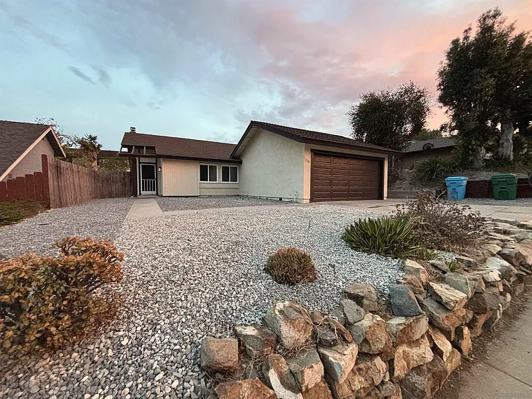 11385 Almazon St — Photo 2