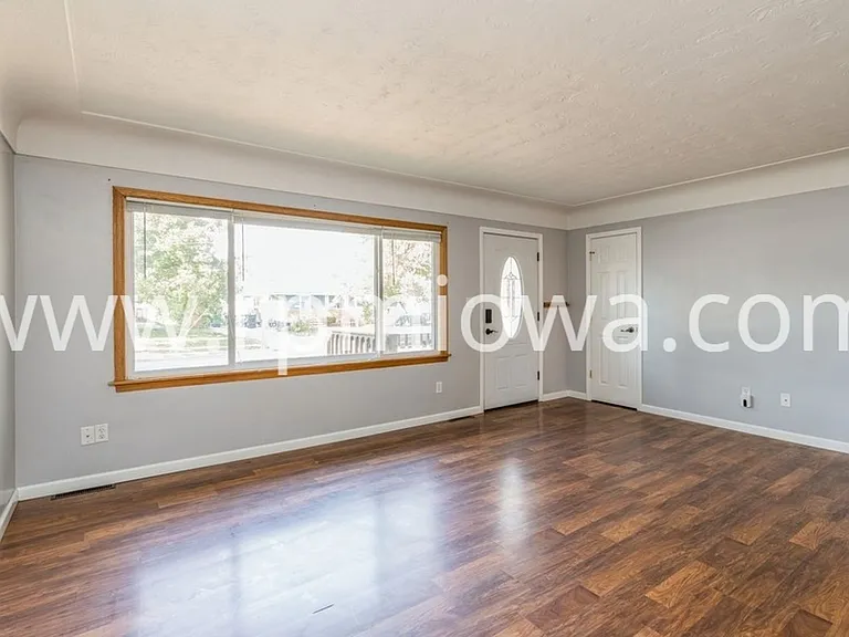 221 SW Scott St — Photo 3