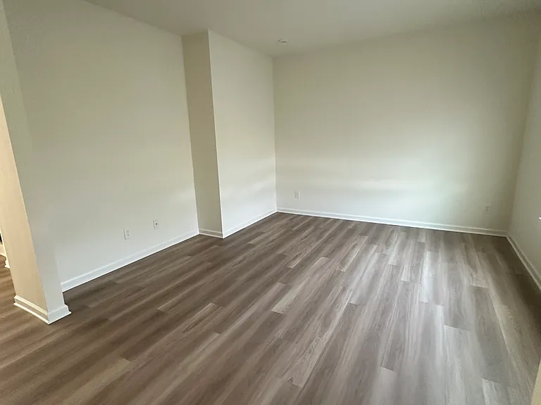 423 Bassett Ln — Photo 2