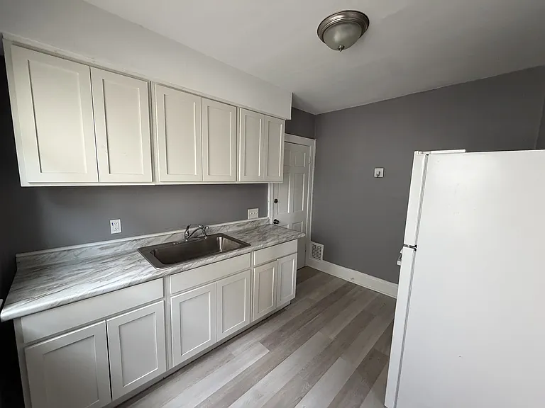 3235 W 121st St — Photo 8