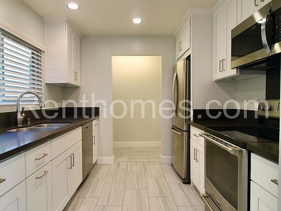 3rd image of 2522 Clairemont Dr Unit 201