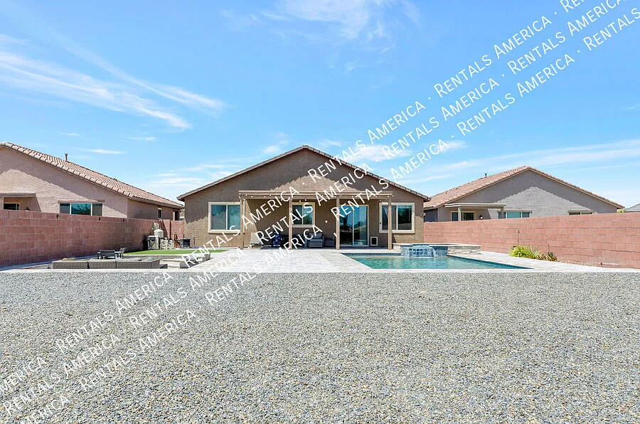 4 bedrooms, 2 bathrooms with pool in Marana — Photo 2