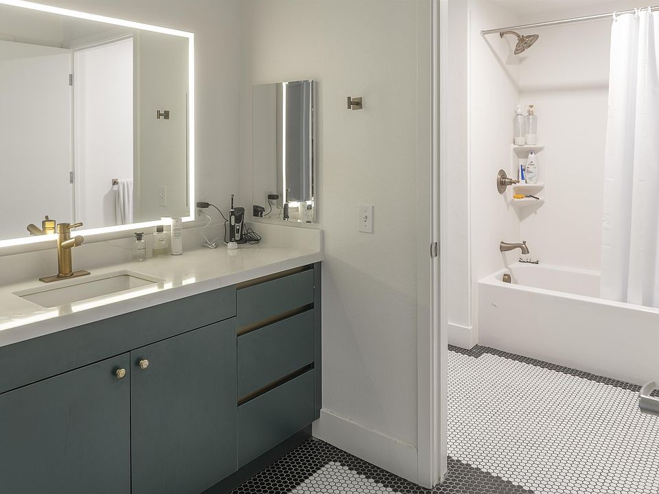 1st image of 2556 Telegraph Ave #504