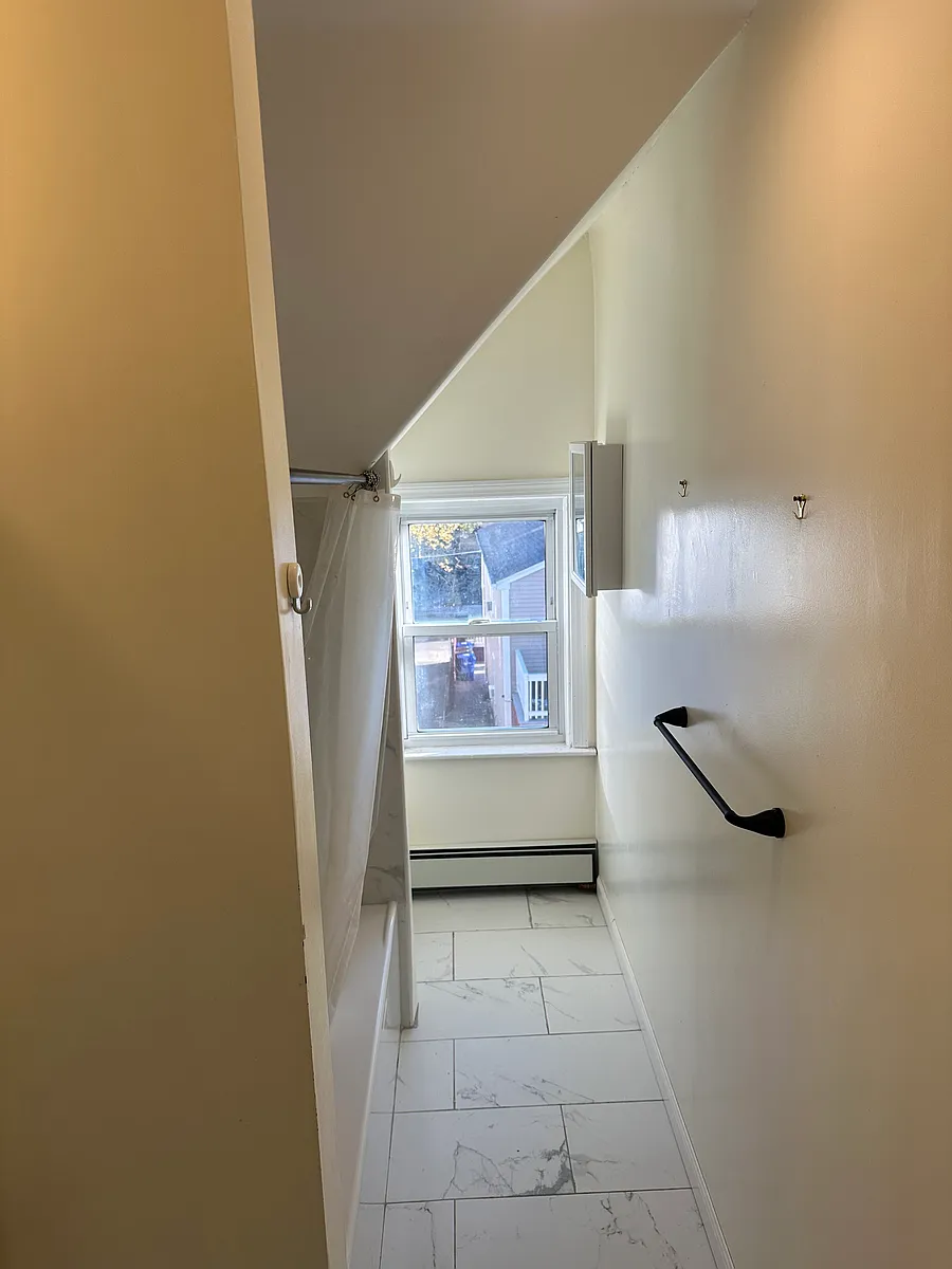 Building Photo - 106 Taylor St #3