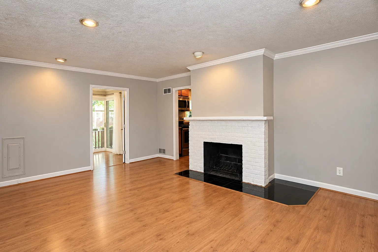 3 bed, 1300 sqft, $2,700 — Photo 4