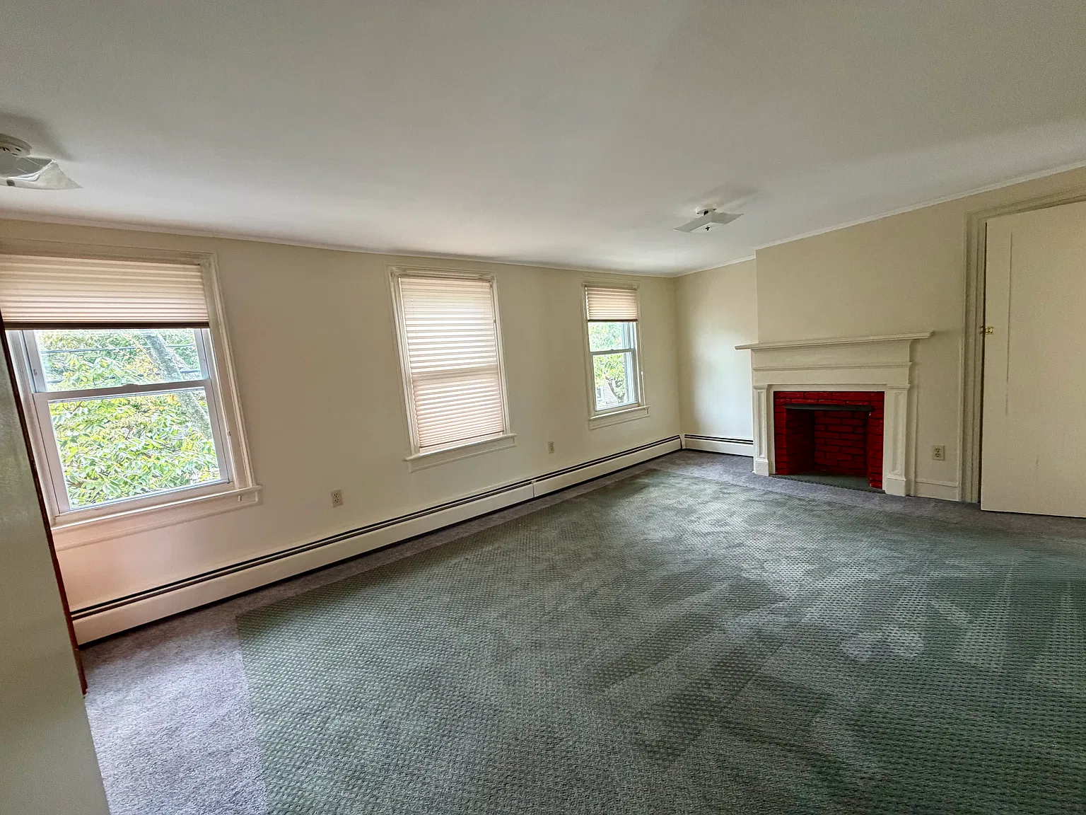 3 bed, 1000 sqft, $1,800 — Photo 1