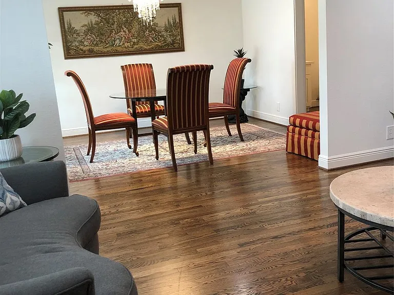 1346 Chantilly Ln — Photo 2
