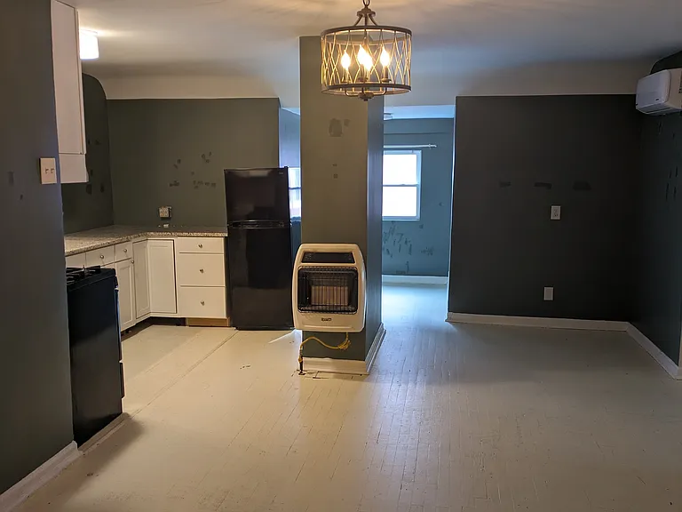 200 E Maxwell St — Photo 17
