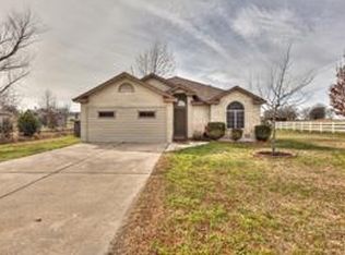 100 Willow Dr, Hutto, TX 78634