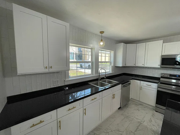 428 W Broadmoor St — Photo 9