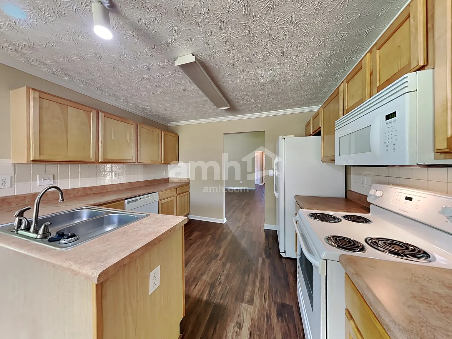 3 bed, 2.0 bath, 1779 sqft, $2,090 — Photo 3