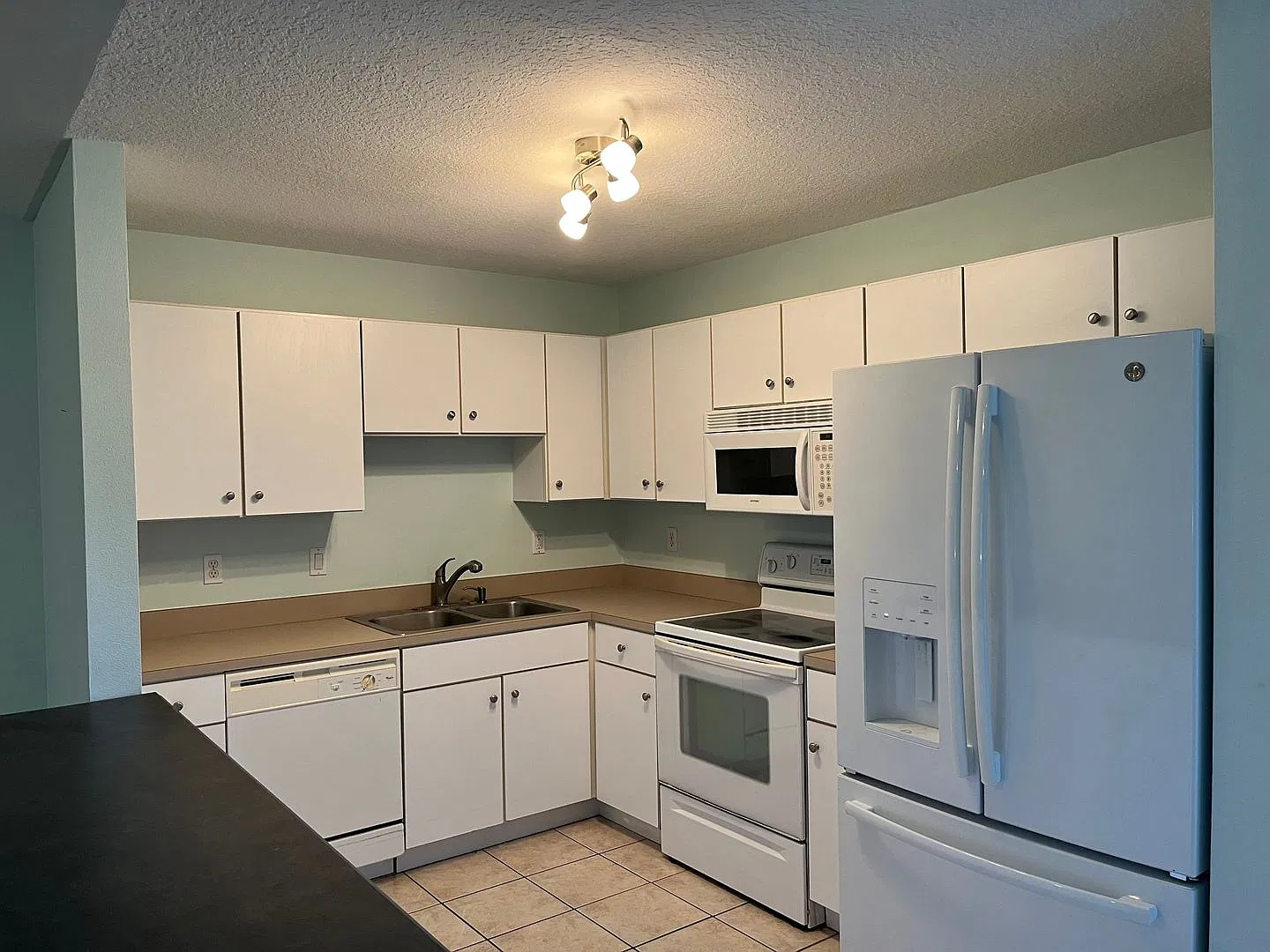 Freshly Updated 3BR/2BA Duplex with Fenced Yard, Screened Lanai & Lawn Care Included $1,850/Month! — Photo 3